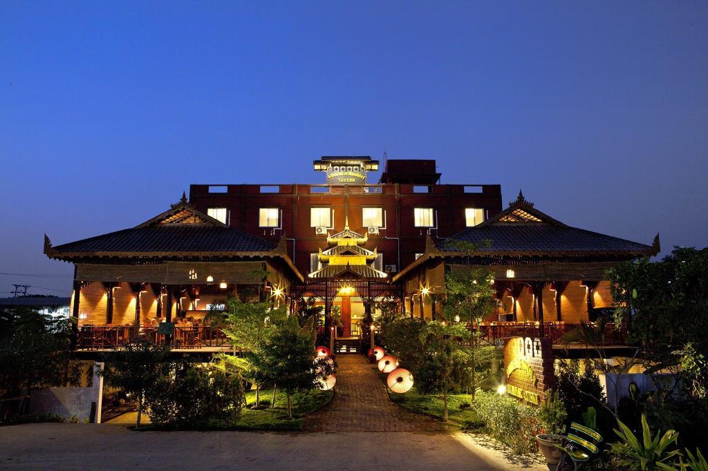 A Little Bit Of Mandalay Tavern Exterior foto